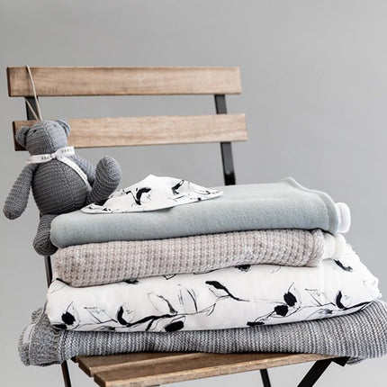 Bamboom Wiegdeken Gebreid Dubbel Soft Stone Parelgrijs 75x100cm koop je bij Babywinkel