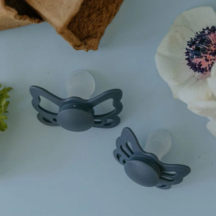 Frigg Speen Maat 2 Vlinder Grijs Silicone - Frigg - Babywinkel - 5715239018393