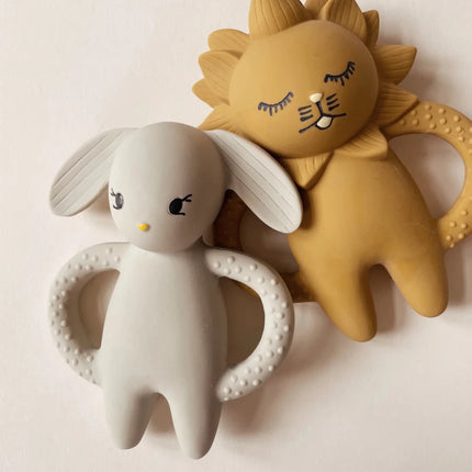 Konges Sløjd Leeuw Bijtring Mustard 13 x 10cm koop je bij Babywinkel