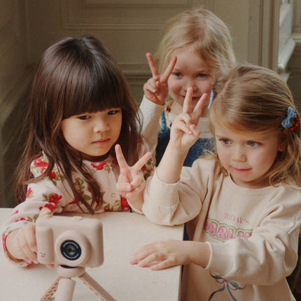Konges Slojd Mijn Eerste Camera Cherry koop je bij Babywinkel