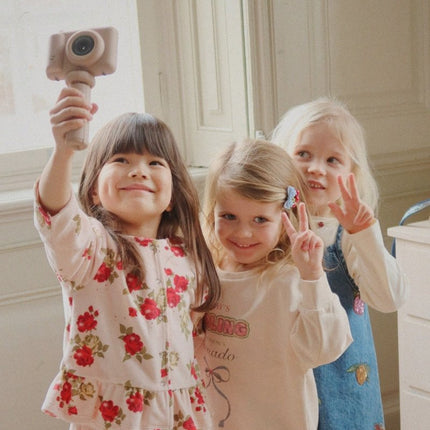 Konges Slojd Mijn Eerste Camera Cherry koop je bij Babywinkel