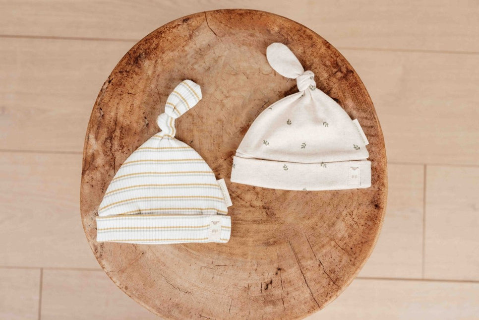 Little Dutch Babymutsje Met Knoop Green Leaves koop je bij Babywinkel