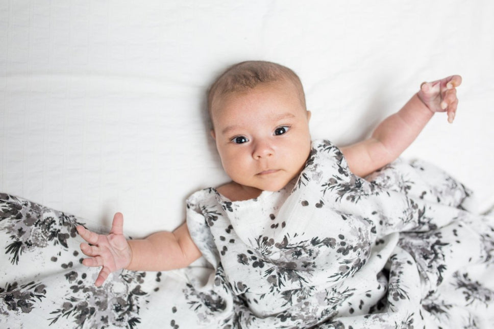 Lulujo Hydrofiele Doek Black Foral 120x120cm koop je bij Babywinkel