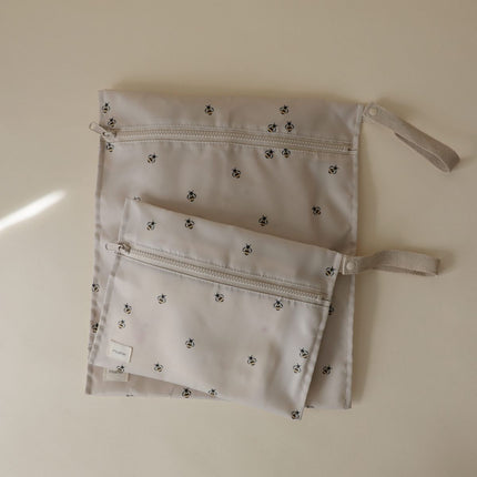 Mushie Reisetasche „Water Resistant Bees“