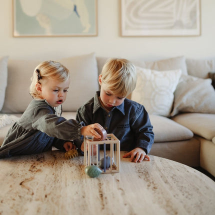 Mushie Activiteitenkubus Elastische Vormsorteerspel koop je bij Babywinkel