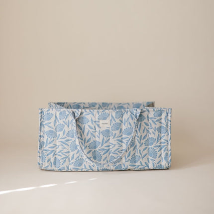 Mushie Draagbare Luier Organizer Blue Flowers koop je bij Babywinkel