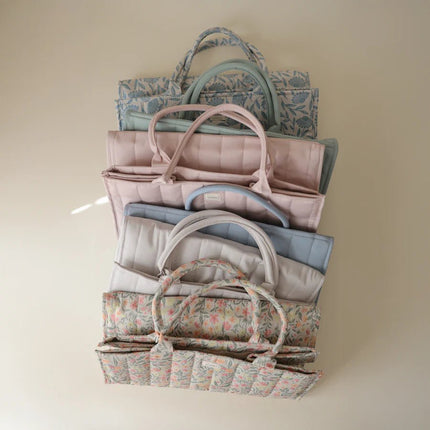 Mushie Draagbare Luier Organizer Blue Flowers koop je bij Babywinkel