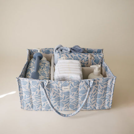 Mushie Draagbare Luier Organizer Blue Flowers koop je bij Babywinkel