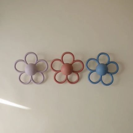 Mushie Rammelaar Daisy Bijtring - Faded Denim koop je bij Babywinkel