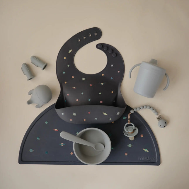 Mushie Slabbetje Silicone Planet - Mushie - Babywinkel - 7426999778479