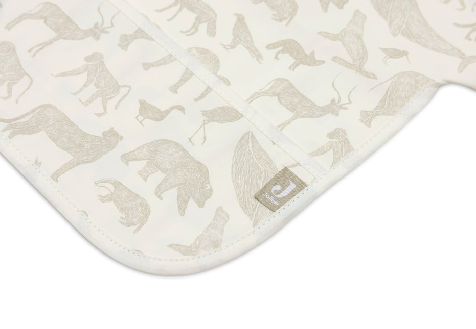 Jollein Slabbetje Waterproof Met Lange Mouwen Animals Olive Green koop je bij Babywinkel