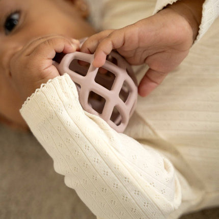 Speelbal oud roze/warm linen - 2 - pack koop je bij Babywinkel